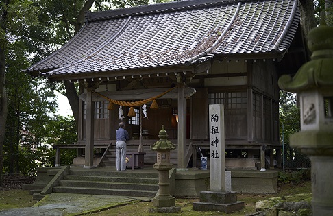 お参りする福島さん