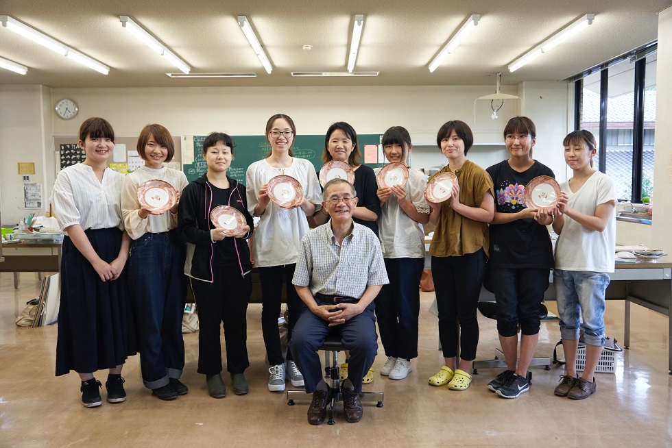 福島さんと九谷焼技術研修所の生徒たち