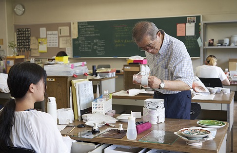 石川県立九谷焼技術研修所で指導にあたる福島さん1