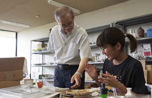 石川県立九谷焼技術研修所で指導にあたる福島さん2