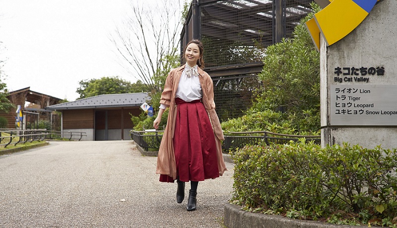 能美市観光大使の小林奈々絵さん。いしかわ動物園内のネコたちの谷のまえで。（2019年11月27日撮影）