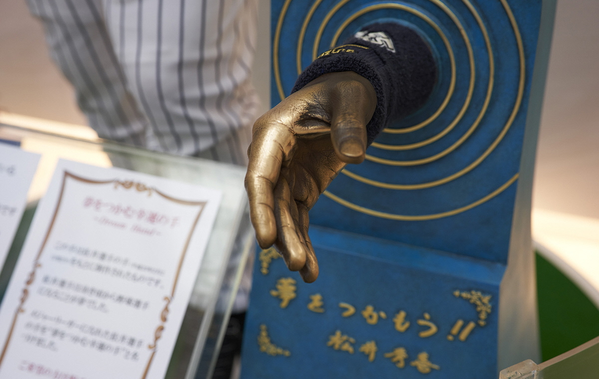 At the entrance, you can shake Matsui’s big hand.  (photographed November 27, 2019)