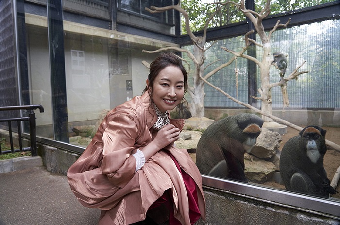 Nanae Kobayashi in front of de Brazza’s monkey