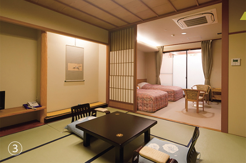  The room is an 8 mat Japanese-style tatami room with a western style bedroom which has twin beds