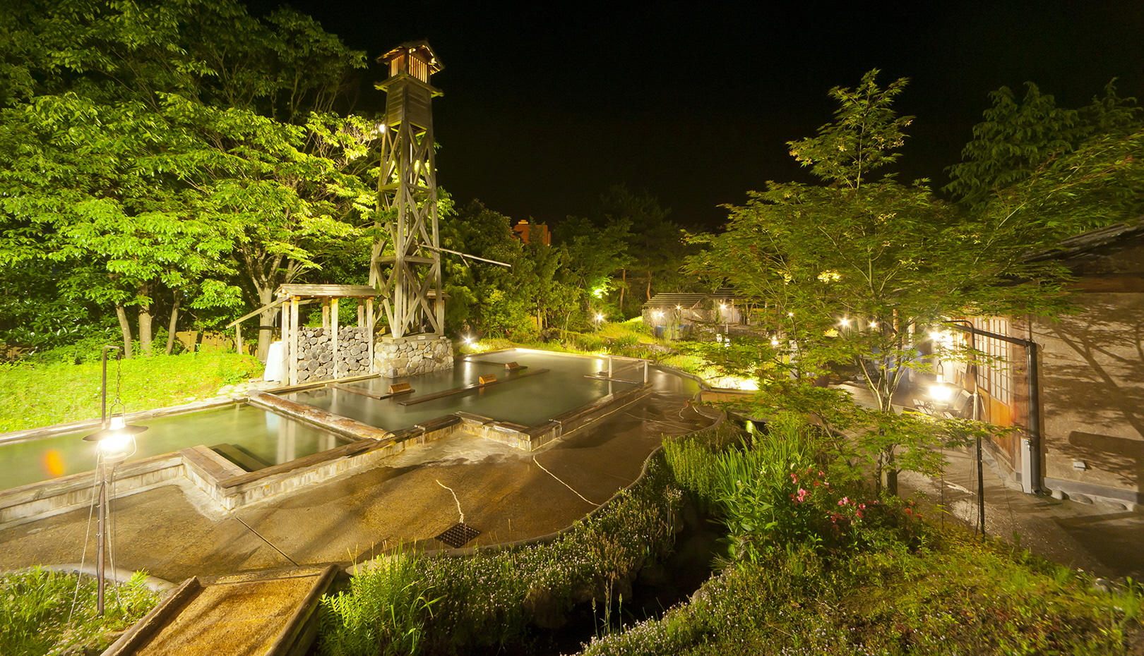 “Tambo no Yu”, lit up at night.