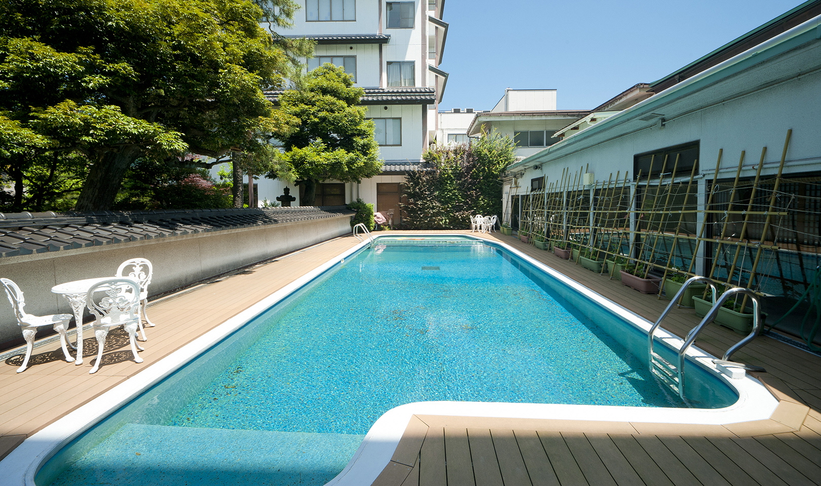 Garden pool (summer only) 