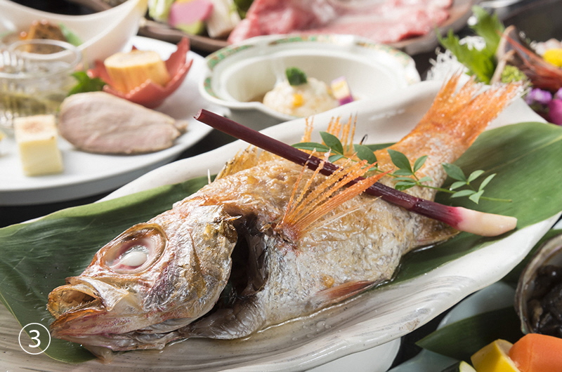 红鲈 盐烧：新鲜肥美, 任何烹饪方法都极为美味的高级鱼