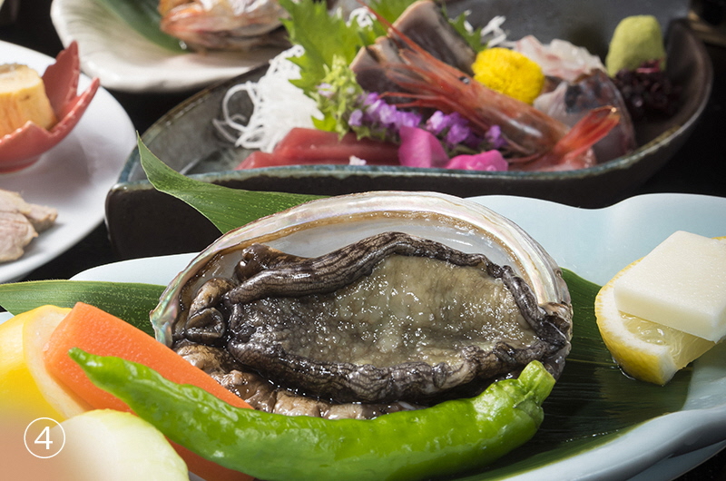 鲍鱼 陶板烧：富含日本海的矿物质的鲍鱼是美味绝品