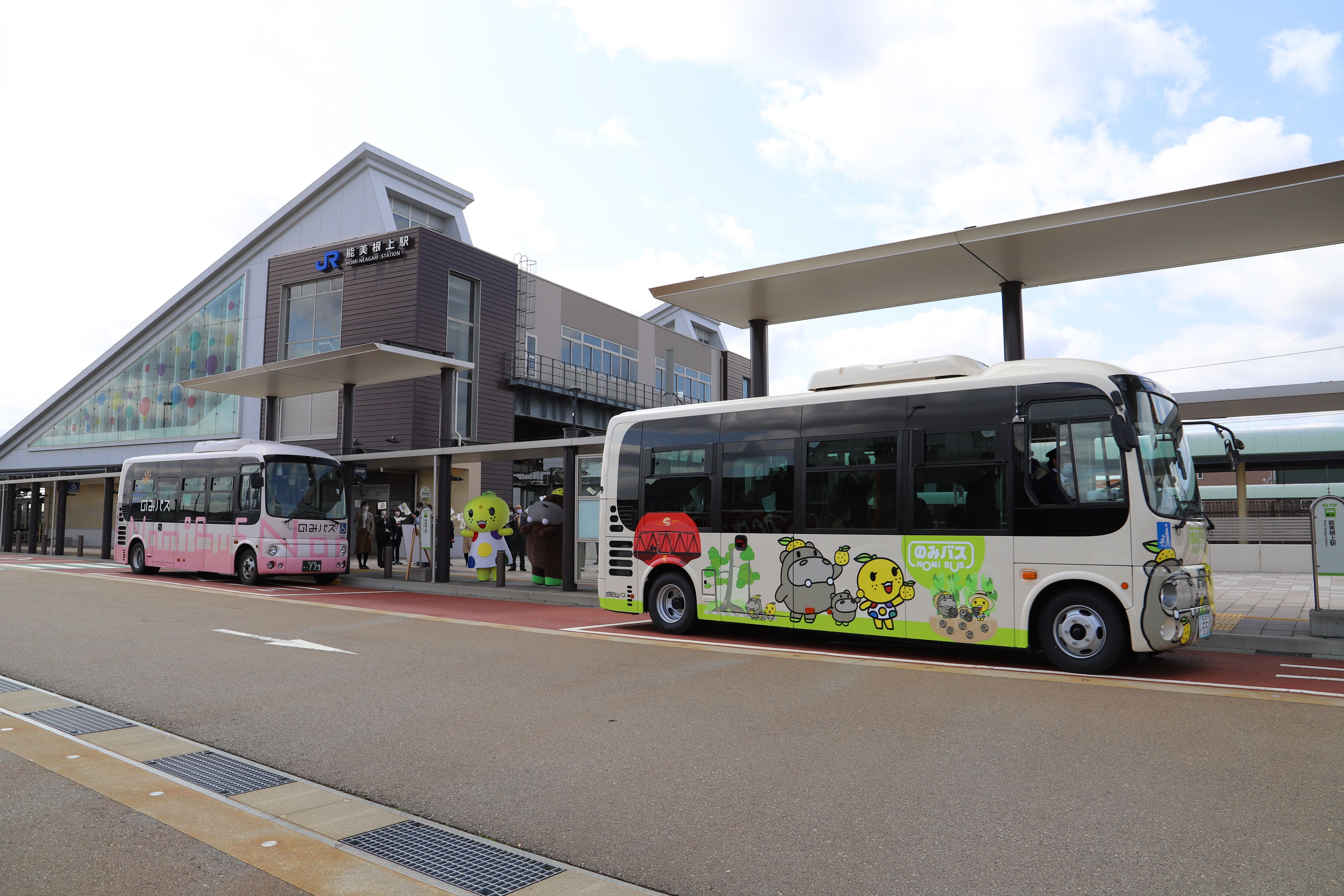 旧車両から新車両へバトンタッチ