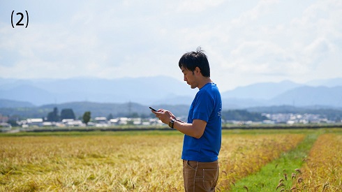 スマートフォンアプリで圃場の情報を確認する竹本彰吾さん