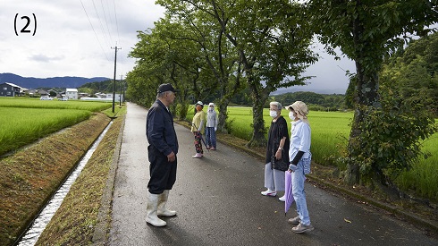 朝の圃場確認で地域の方々と談笑する昇さん。通学途中の小中学生にも必ず「おはよう」と声をかける。