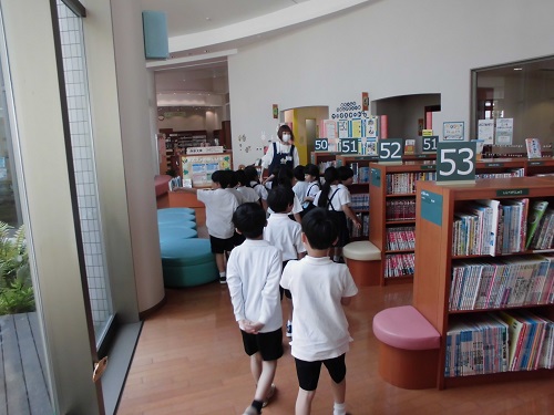 館内を見学する1年生たち