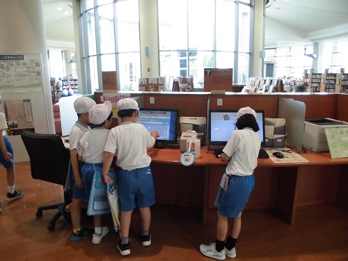 図書の検索機を操作する子供たちの様子