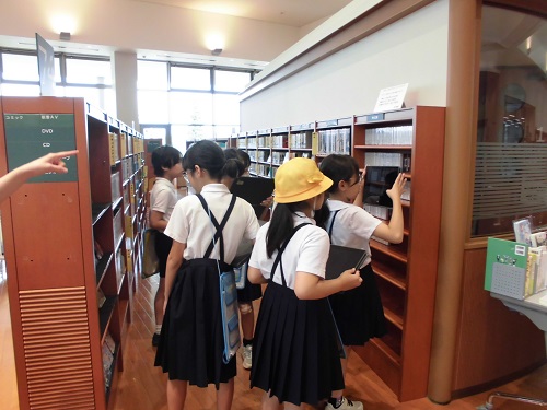 館内を見学する児童