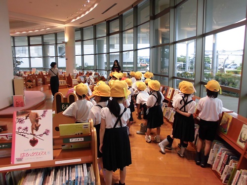 館内を見学する児童