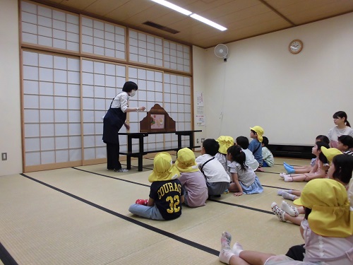 紙芝居を楽しむ園児