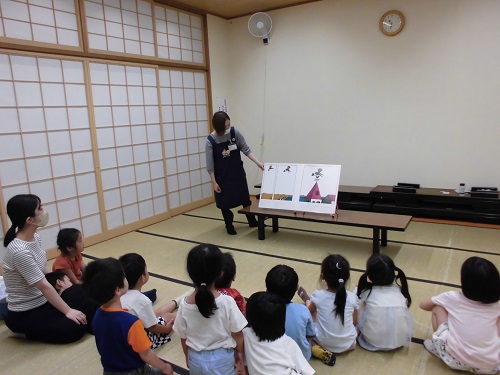 23日粟生保育園　大型絵本の読み聞かせの様子