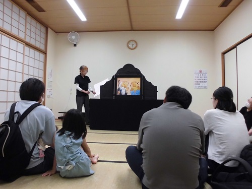 紙芝居を楽しむ参加者