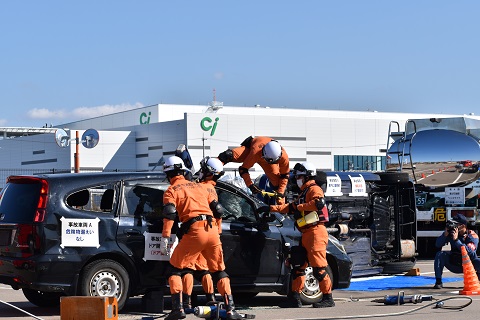事故車両を破壊した救出活動
