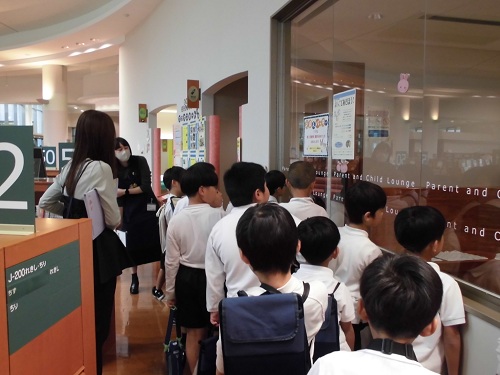 館内を見学する児童