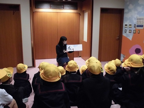 絵本の読み聞かせの様子