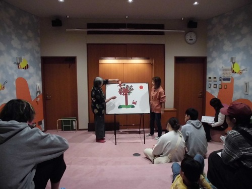 パネルシアターを楽しむ参加者